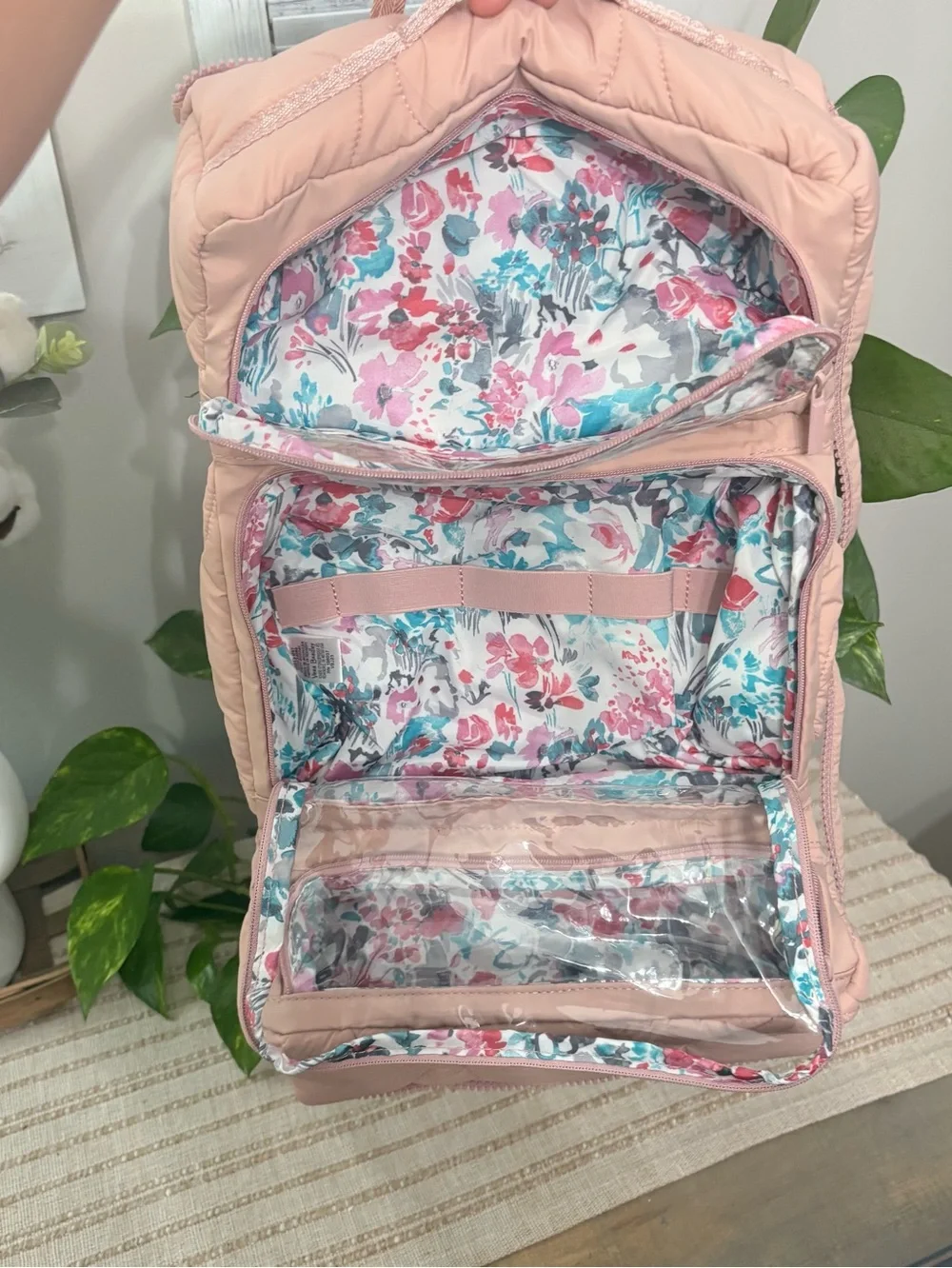Vera Bradley Featherweight Hanging Organizer in Rose Quartz like new